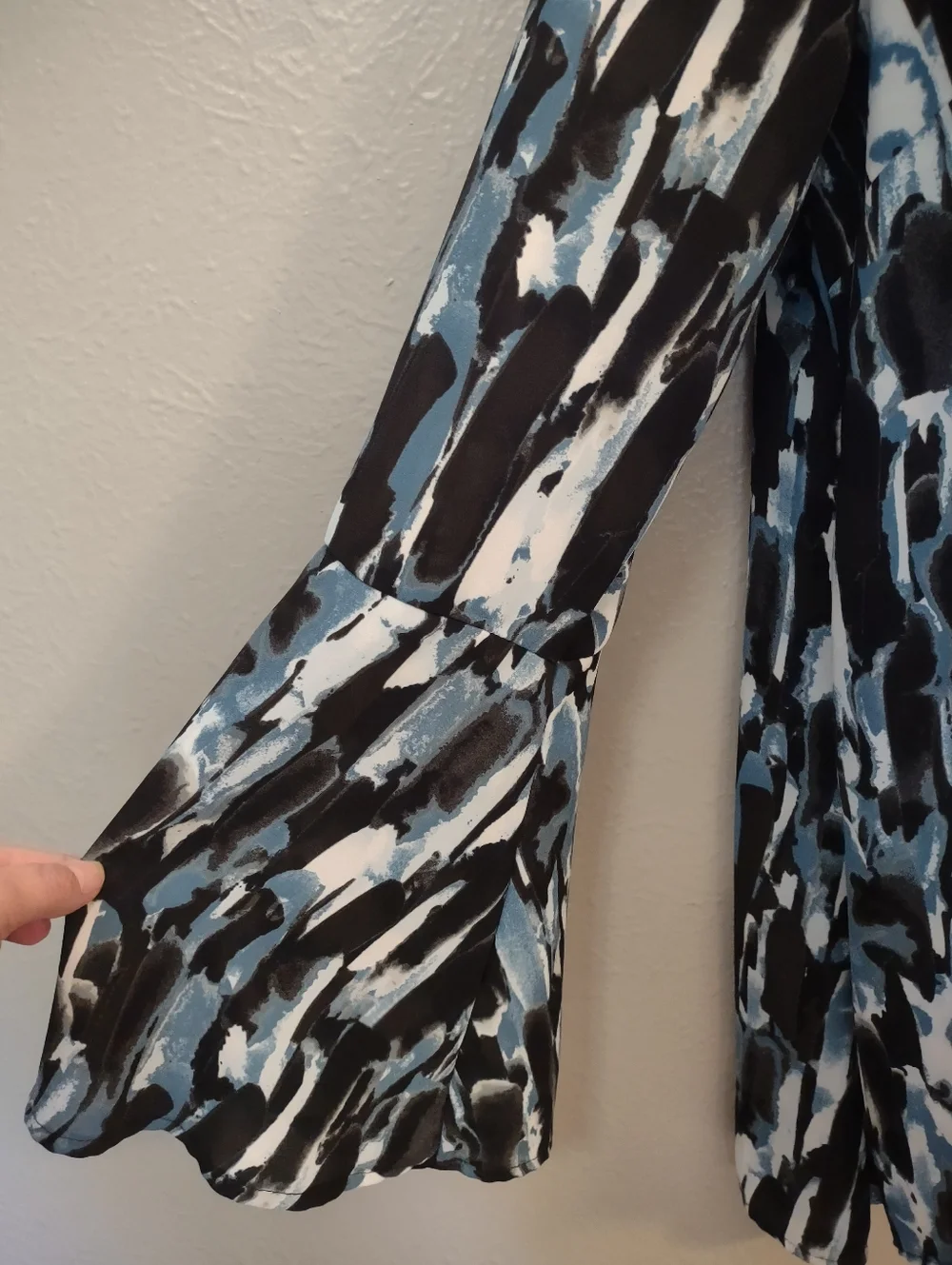 Juicy Couture Blue Abstract Print Rhinestone Keyhole Bell Sleeve Blouse Large